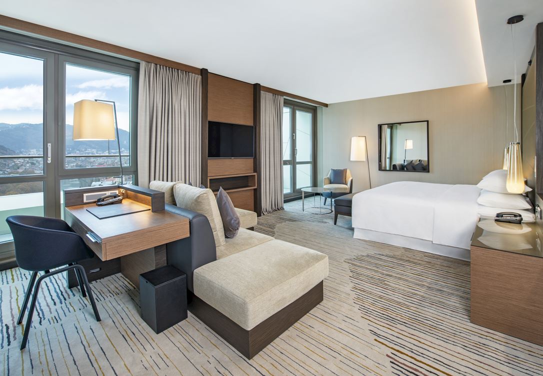 დატკბით ქალაქის ულამაზესი ხედებით და განიტვირთეთ თანამედროვე ავეჯით გაწყობილ ბიზნეს კლასის ოთახში