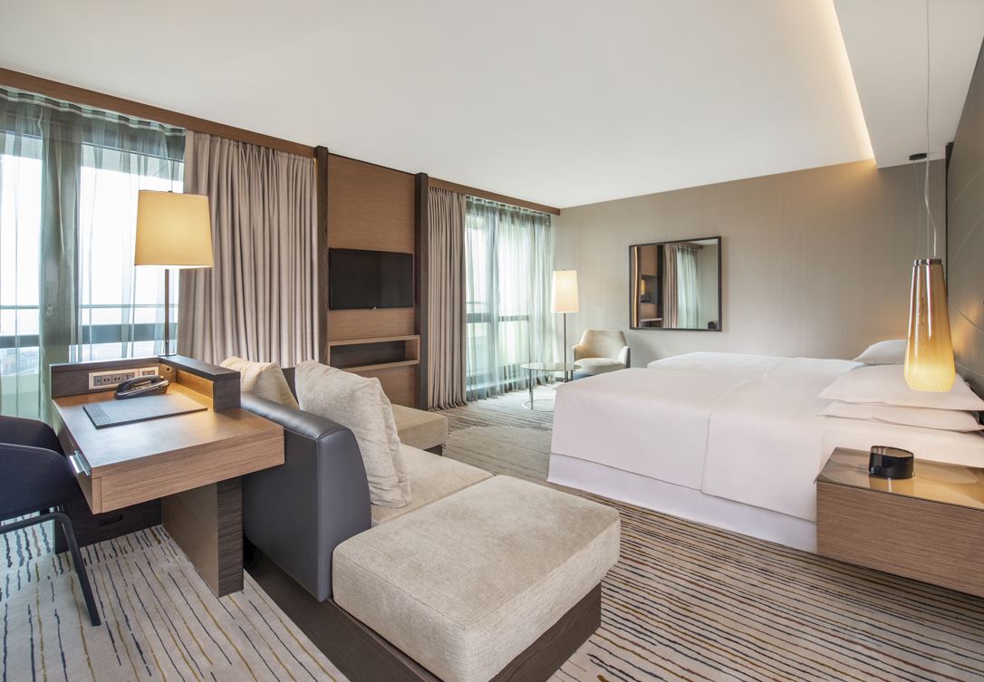 განიტვირთეთ თანამედროვე ავეჯით და სმარტ ტექნოლოგიით აღჭურვილ ბიზნეს კლასის ოთახში