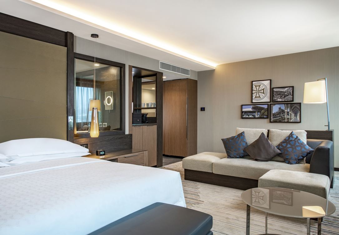 განიტვირთეთ თანამედროვე ავეჯით გაწყობილ ოთახში და ისარგებლეთ ქლაბ ლაუნჯის სივრცით