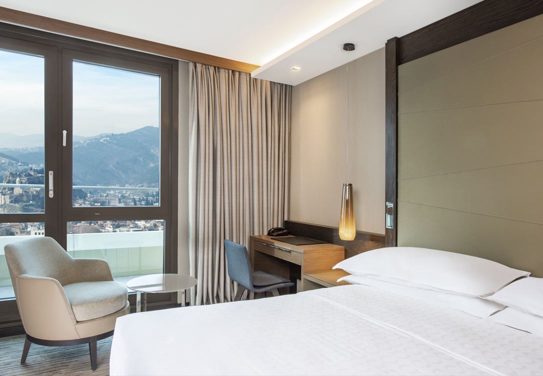 დატკბით ქალაქის ულამაზესი ხედებით დელუქსის ოთახის აივნიდან