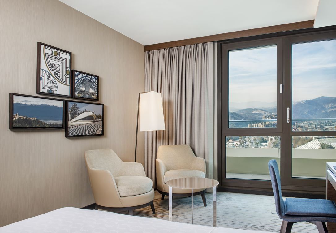 დატკბით ქალაქის ულამაზესი ხედებით დელუქსის ოთახის აივნიდან