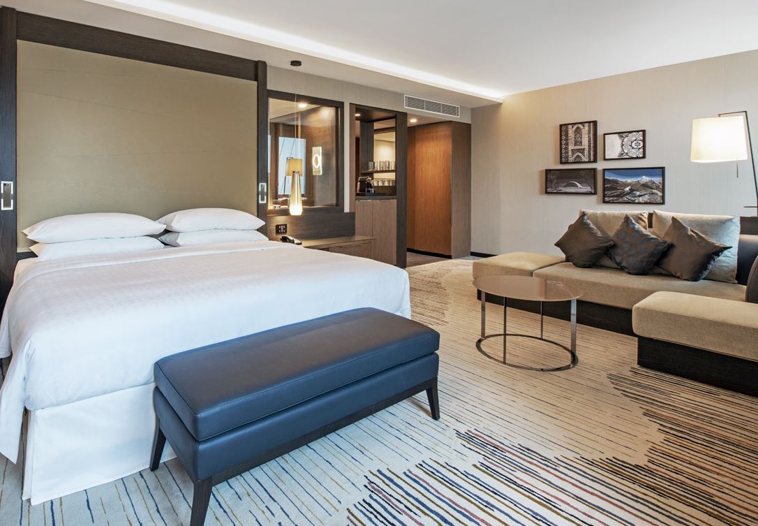 განიტვირთეთ თანამედროვე ავეჯით და სმარტ ტექნოლოგიით აღჭურვილი ბიზნეს კლასის ოთახში