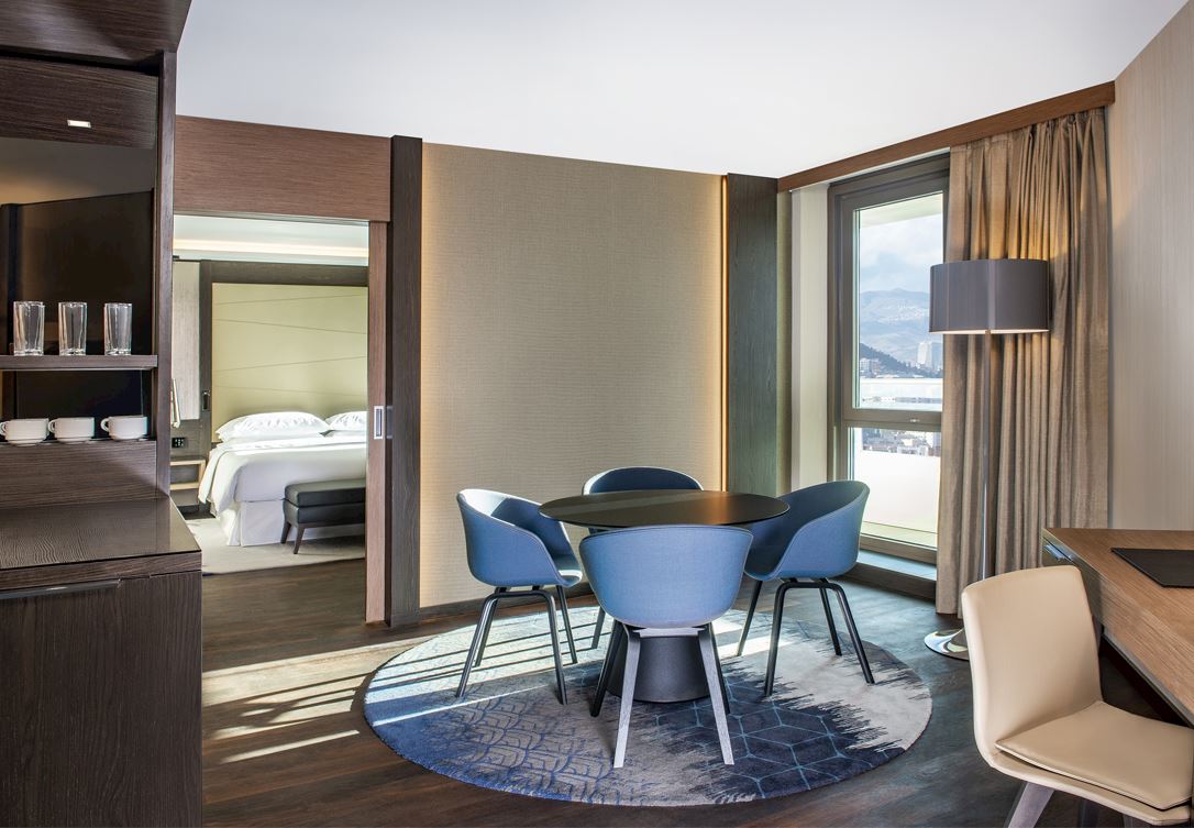 გაანებივრეთ საკუთარი თავი კომფორტული და თანამედროვე ავეჯით გაწყობილ ლუქსის ტიპის ოთახში