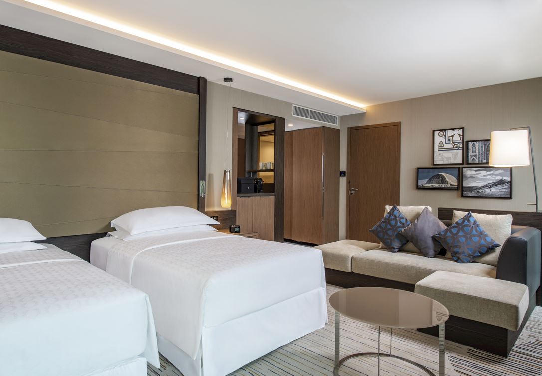 განიტვირთეთ თანამედროვე ავეჯით და სმარტ ტექნოლოგიით აღჭურვილ ბიზნეს კლასის ოთახში